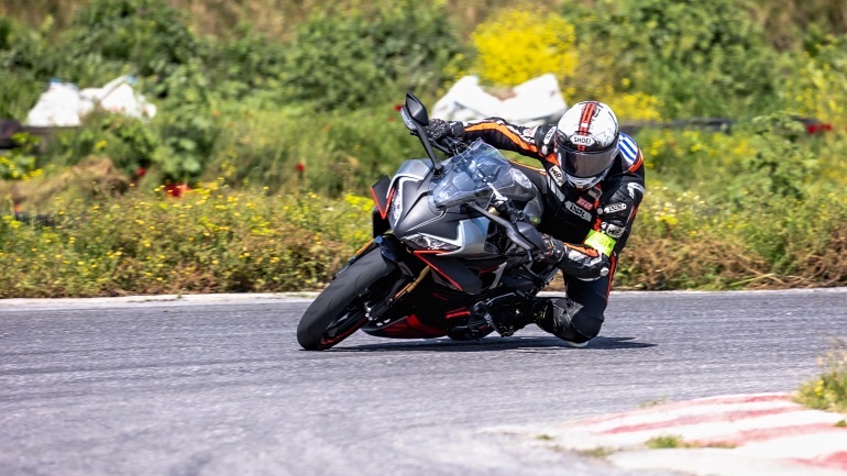 Οδηγούμε και σχολιάζουμε την CFMOTO 450SR (Video)